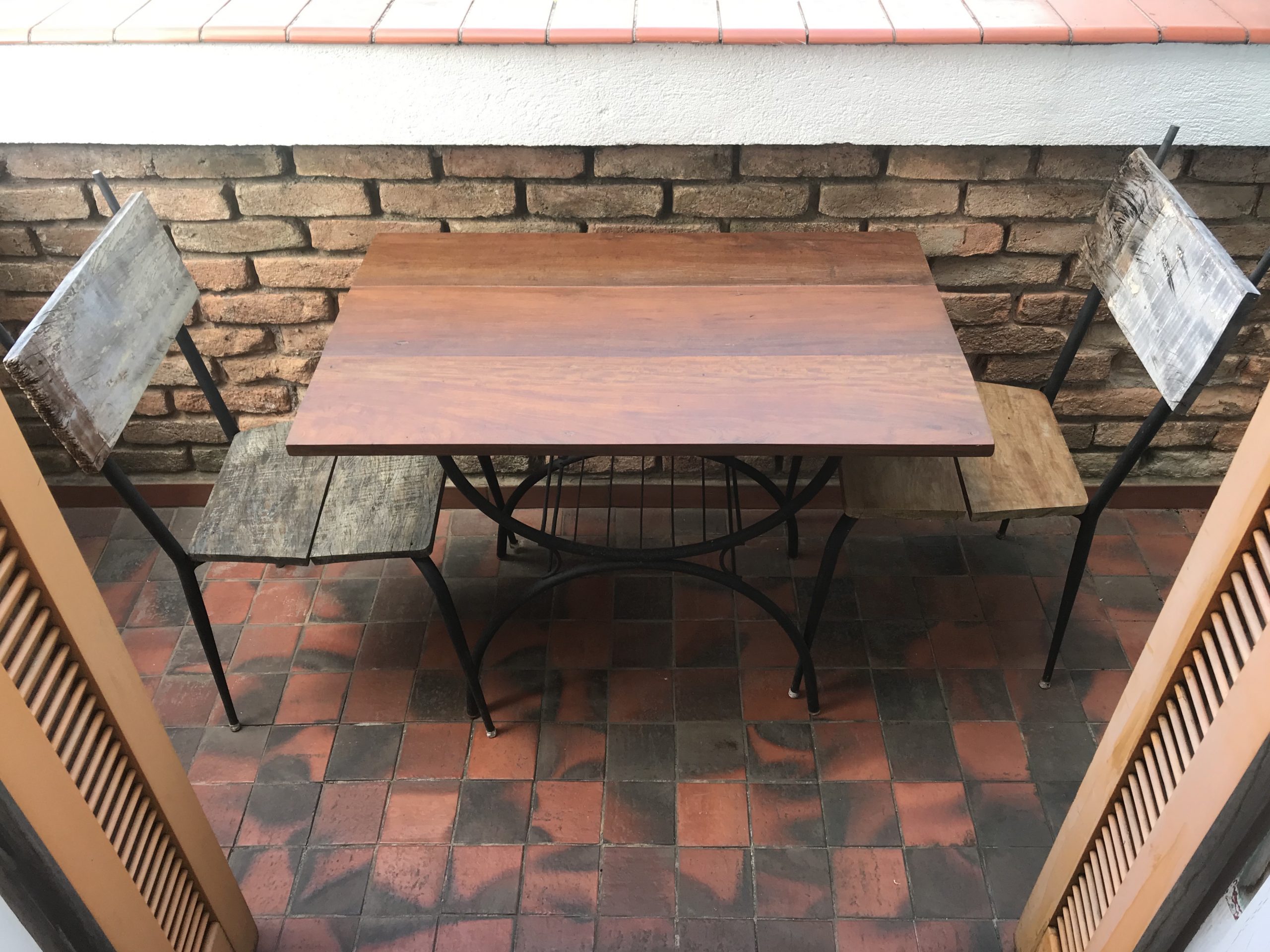 conjunto de mesa e cadeira tudo feito com reaproveitamento, desde as estruturas de ferro até as madeiras da mesa e cadeiras. a mesa é em ipe e as cadeiras em peroba rosa