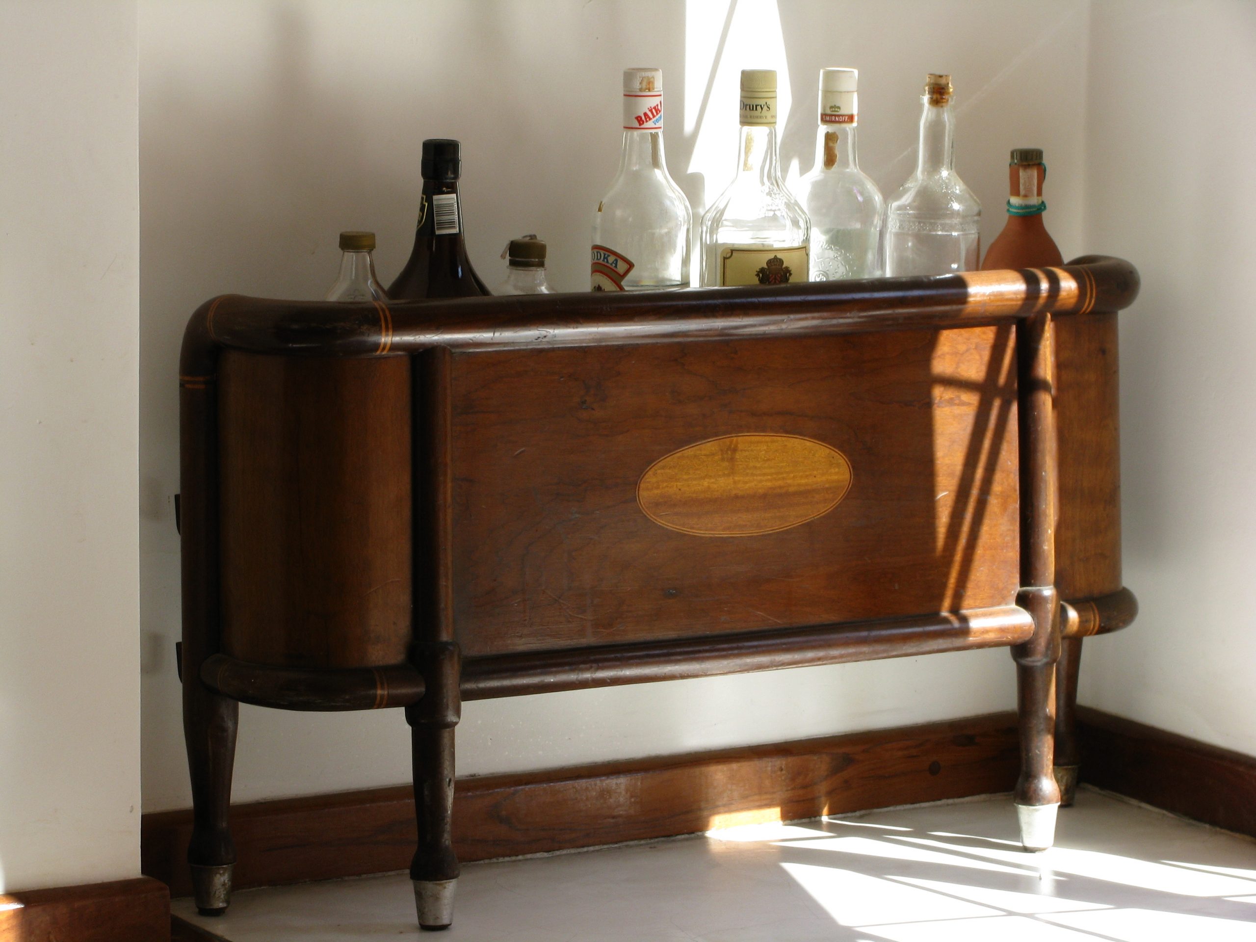 Bar feito com os pés de uma cama antiga