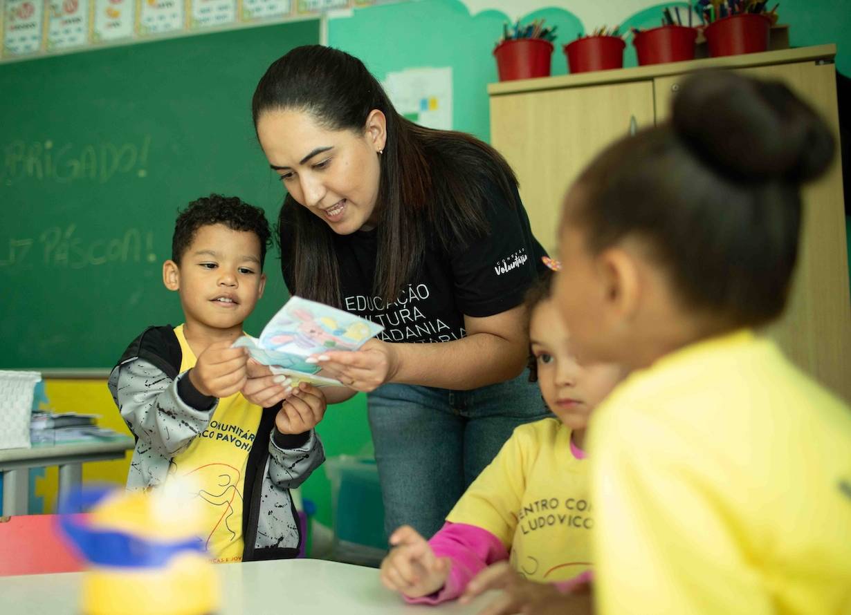 Foto do Conexão Voluntária com atuação com crianças.
