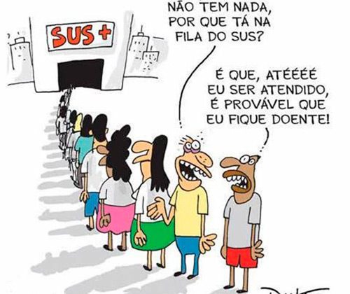 Charge contendo uma fila com muitas pessoas entrando em um hospital, que tem a placa SUS em sua entrada. As duas últimas pessoas da fila conversam, uma diz a outra: 