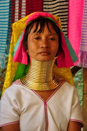 Foto de uma mulher asiática com diversos anéis no pescoço