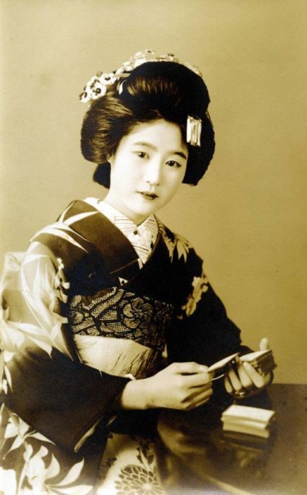 Foto em estilo sépia de uma gueixa japonesa