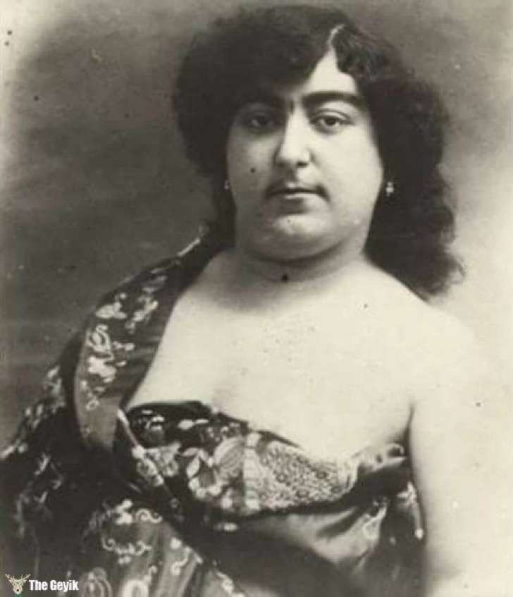 Foto em preto e branco da Princesa Zahra Khanom Tadj es-Saltaneh