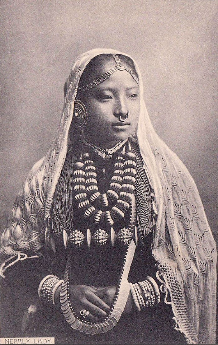 Foto de uma mulher nativa da região do Nepal