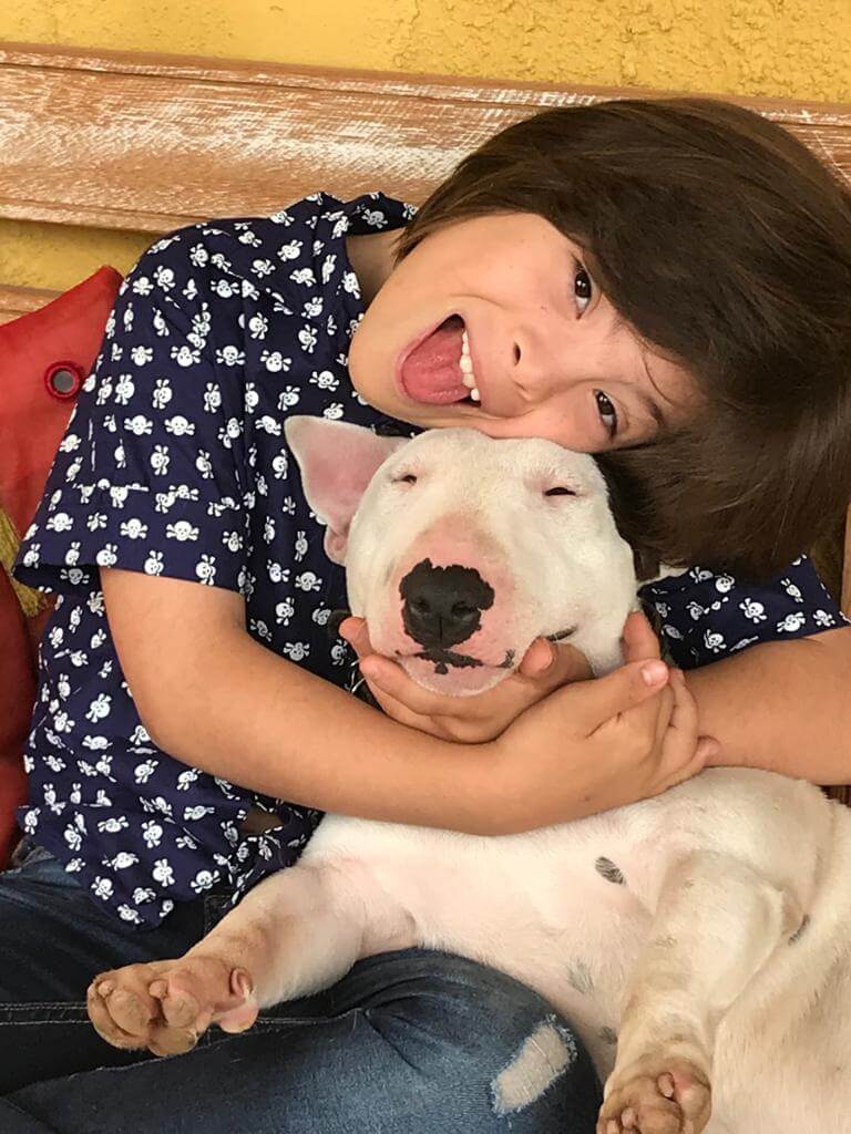menino com síndrome de down e cachorro