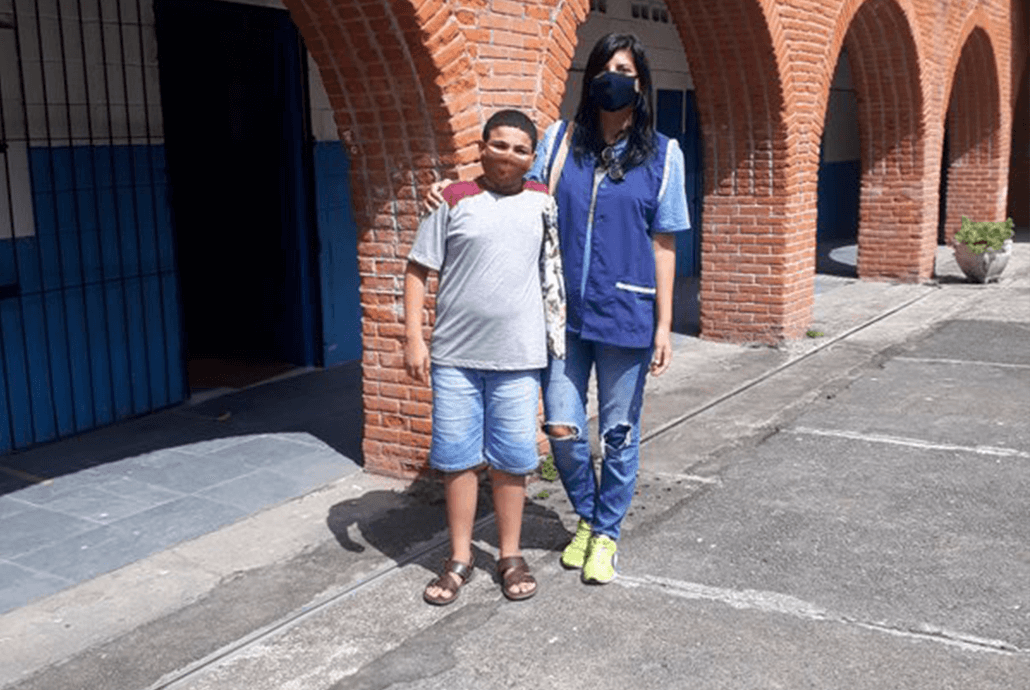 professora e aluno durante a pandemia de covid-19