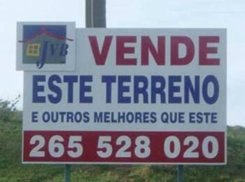 placa dizendo vende este terreno e outros melhores que este