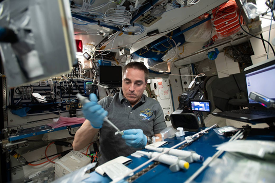 astronauta na estação espacial
