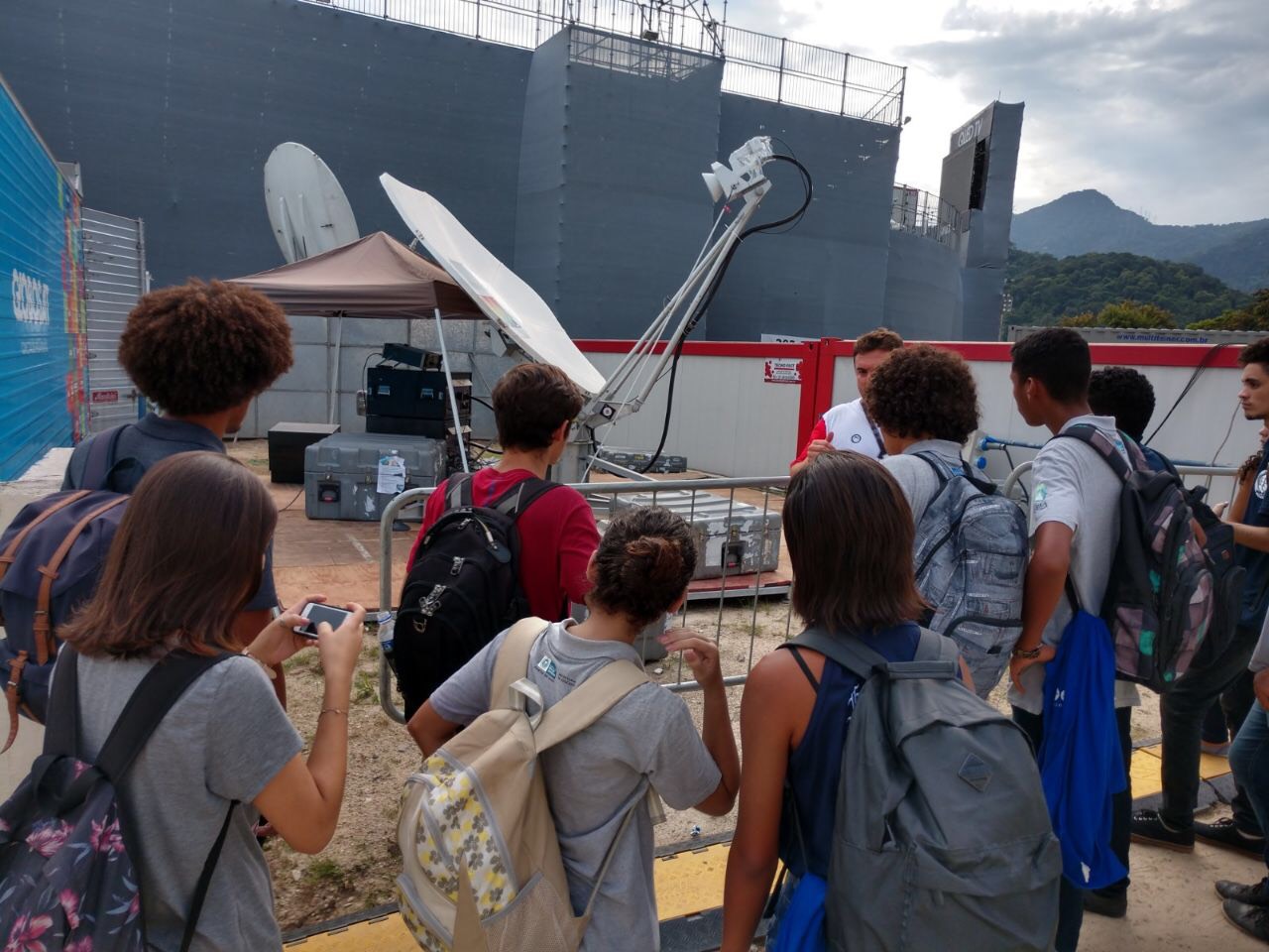 Foto de um grupo de jovens participando de uma visita técnica ao Rio Open