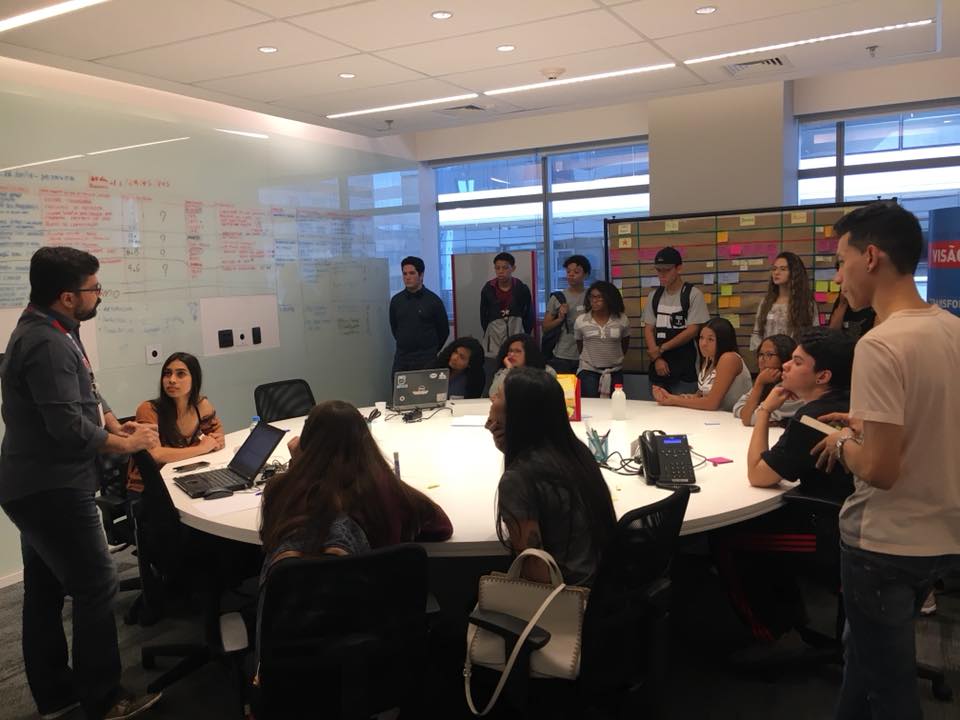 Foto de pessoas participando da formação do programa ASUME Jovens da Claro Brasil