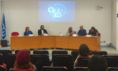Foto de pessoas em uma plateia observando um debate do Diálogos Gigantes