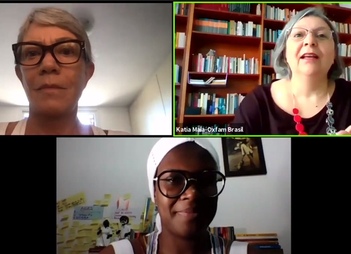 Print da tela de um vídeo, contendo na parte de cima, a imagem de duas mulheres brancas, grisalhas, de óculos; e na parte de baixo, uma mulher negra, também de óculos, e um turbante branco.