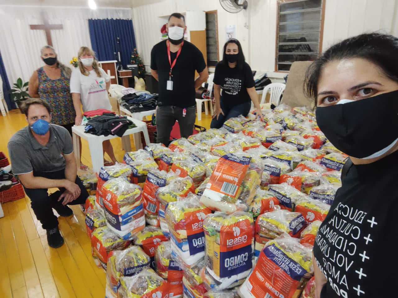 voluntários cestas básicas
