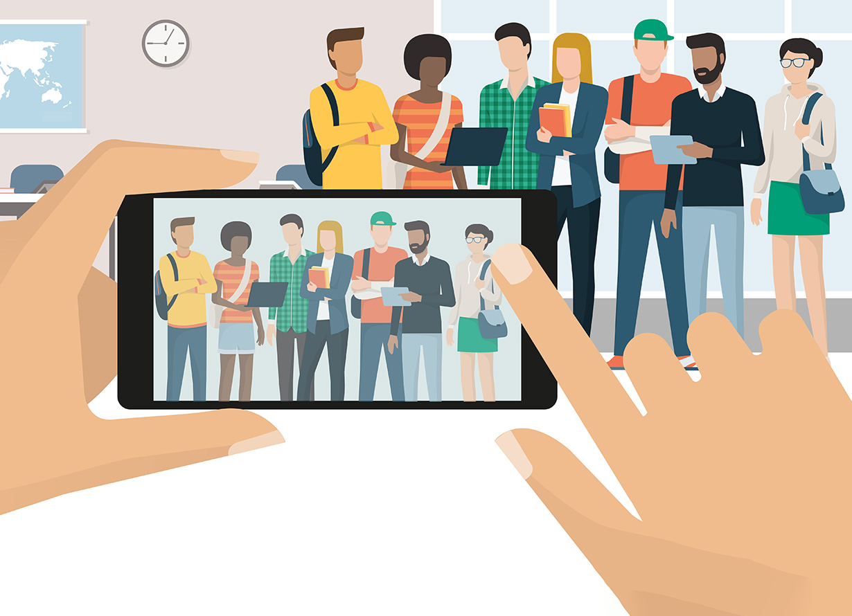 Arte com mãos segurando um celular fazendo uma foto de um grupo diverso de jovens que está no fundo de uma sala