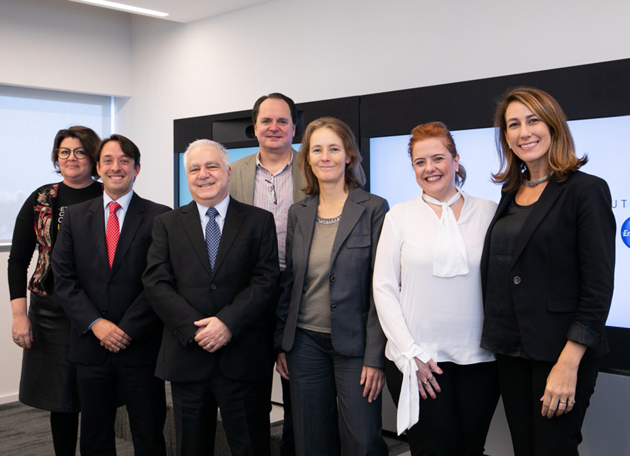 Foto de um grupo de executivos na Claro Brasil após assinatura de acordo com o Unicef